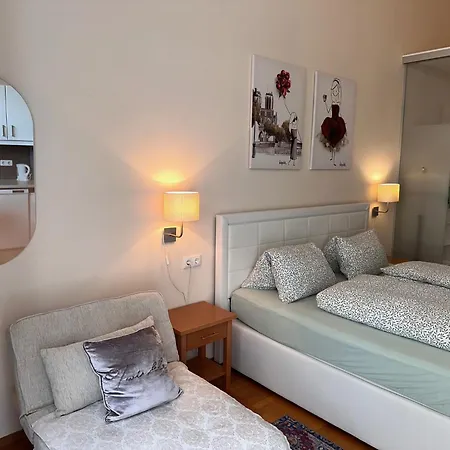 Smaragd, Studio-apartment Zentrum, Naehe Bahnhof, Balkon, Parkplatz, Am Fluss