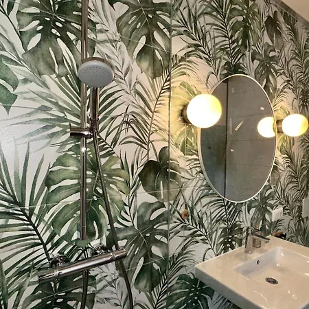 Smaragd, Studio-apartment Zentrum, Naehe Bahnhof, Balkon, Parkplatz, Am Fluss